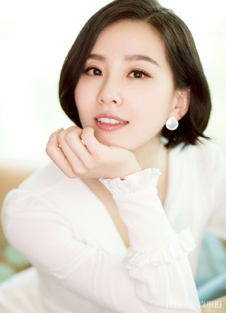 刘诗诗也太美了,波波头搭背带裤美到令人窒息